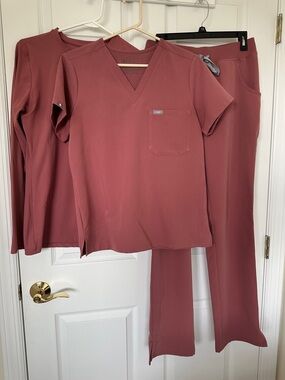 FION× Catarina™top 
FION™ Kade™ pants Small tall
Ribbed Long Sleeve underscrub M